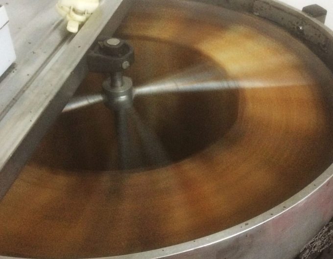 Le Rucher de la Baie - récolte du miel, centrifugeuse en action