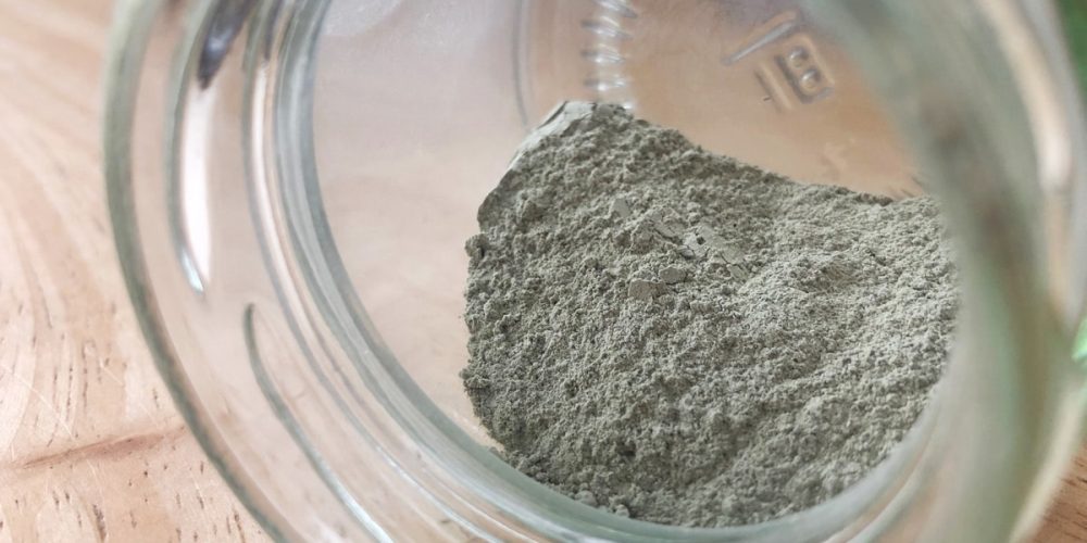 Argile verte : Quels bienfaits ? Quels usages ? Comment l&rsquo;utiliser ? la poudre à tout faire !