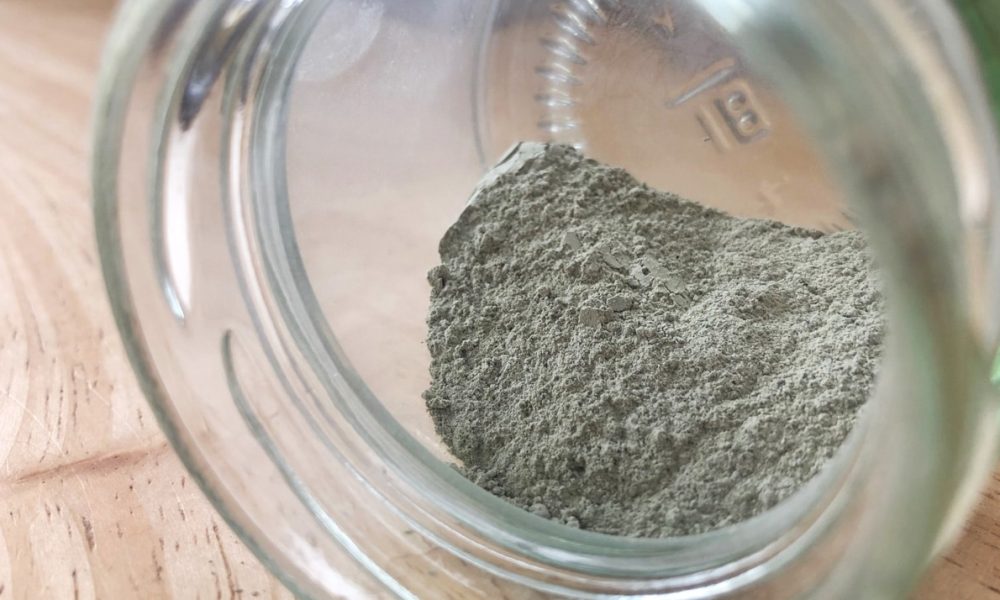 Argile verte : Quels bienfaits ? Quels usages ? Comment l&rsquo;utiliser ? la poudre à tout faire !