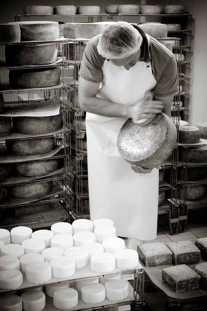 Sylvie travaillant dans la fromagerie