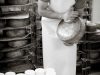Sylvie travaillant dans la fromagerie