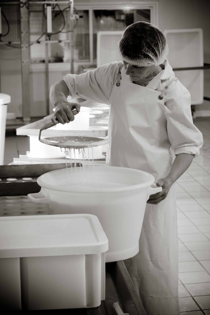 Sylvie travaillant dans la fromagerie