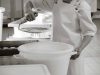 Sylvie travaillant dans la fromagerie