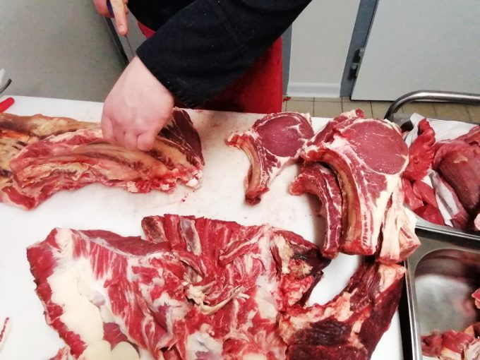 Découpe de la viande à la ferme