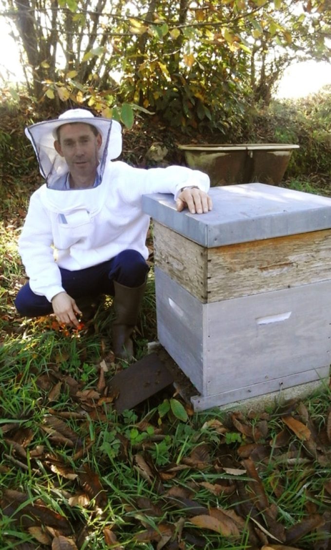 Marc et une ruche d'abeille