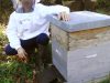 Marc et une ruche d'abeille