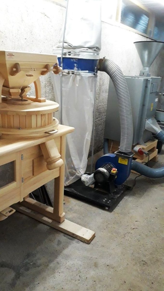 Moulin à meule de pierre