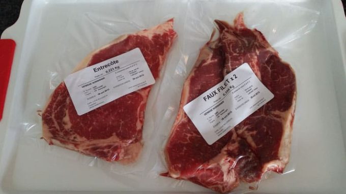 Viande découpée par le boucher et mise sous vide.